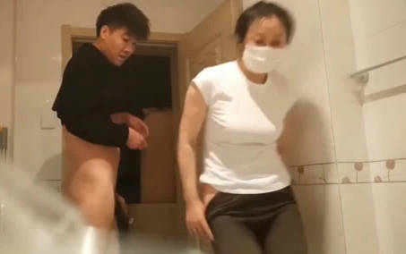 舅舅下班前我和舅妈在她家里速战一炮